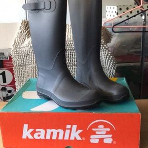 Kamik rain boots in grey